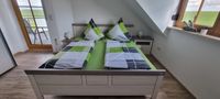 Gr&uuml;nes Schlafzimmer mit Doppelbett
